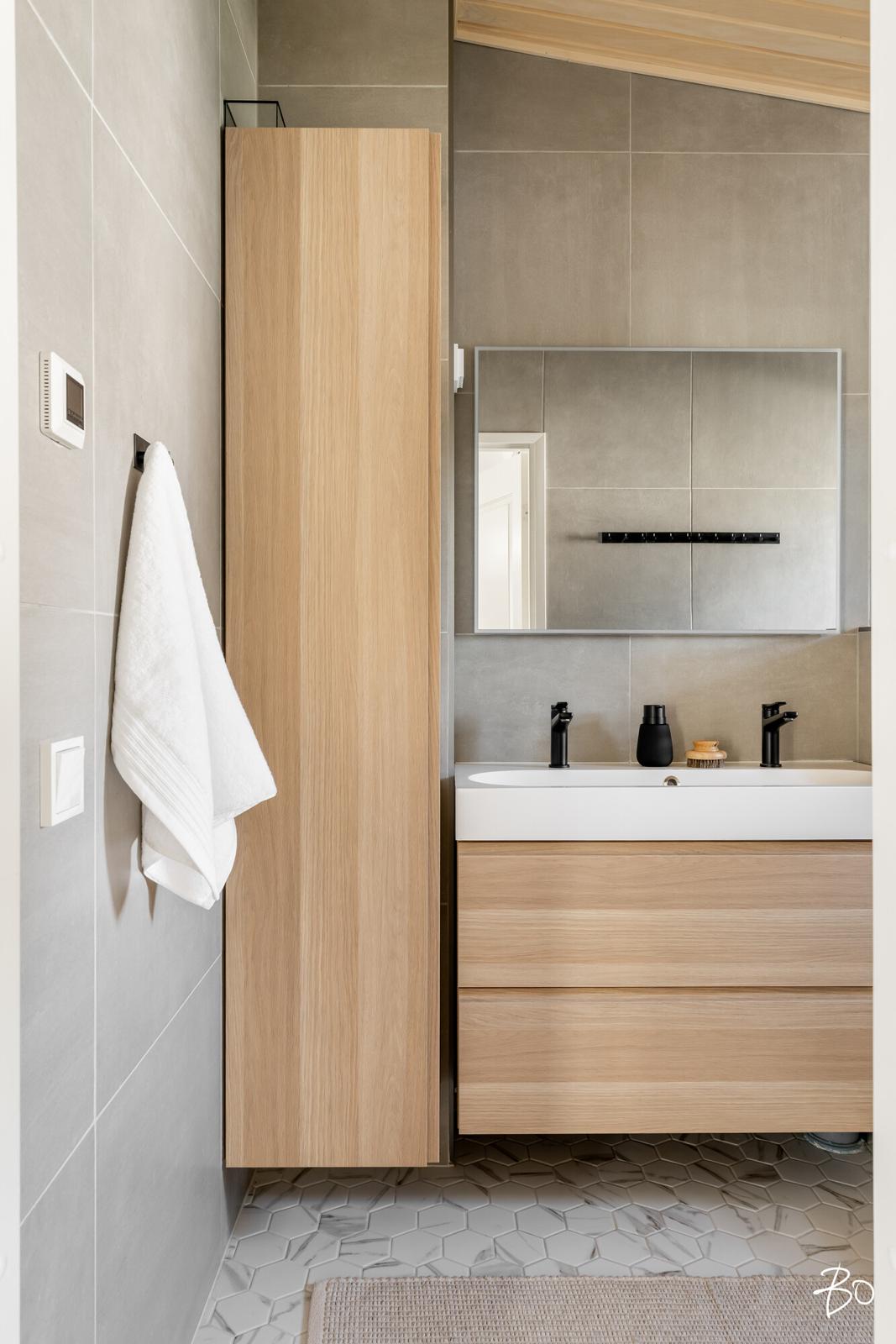 Rakennus Weckströmin toteuttama kylpyhuone: tamminen kaappi, peili ja kuusikulmaiset lattialaatat